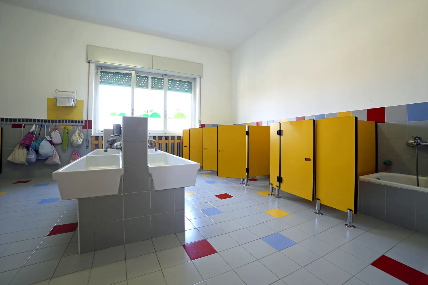 Ahmad Almorad – Reinigungsdienst – Badezimmer mit Keramikwaschbecken und Badewanne